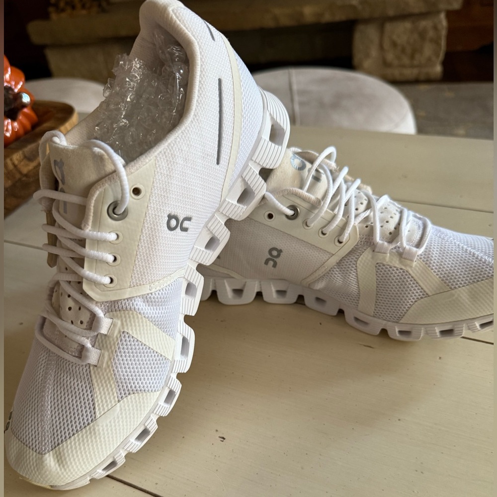White Athletic Sneakers by On. Lightweight Cloudtec Swiss engineering. Sz 7.5. - Picture 4 of 5